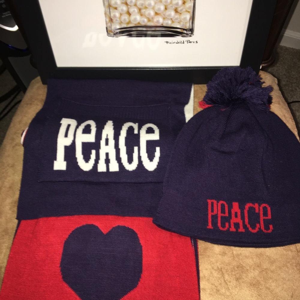 🟤JOHNATHAN ADLER LOVED AUTHENTIC REVERSIBLE PEACE & LOVE HAT/SCARF SET.